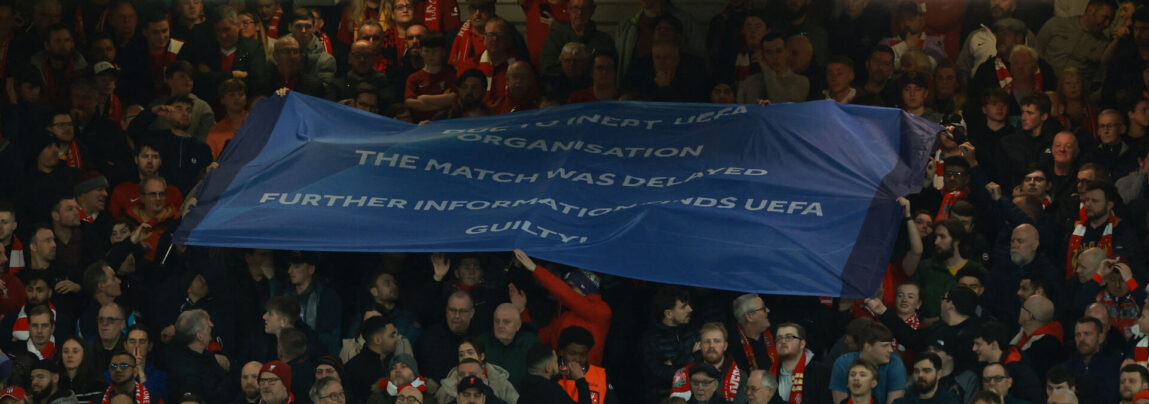 Liverpool-fans protesterer mod UEFA under Champions League-kampen mod Real Madrid.
