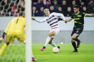 Gustav Isaksen mener, at FC Midtjylland kan straffe Brøndby IF i Superligaen.