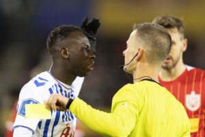 OB's Yankuba Minteh har fået en spilledags karantæne for at sparke et hjørneflag i stykker efter sin udskiftning mod FC Nordsjælland.