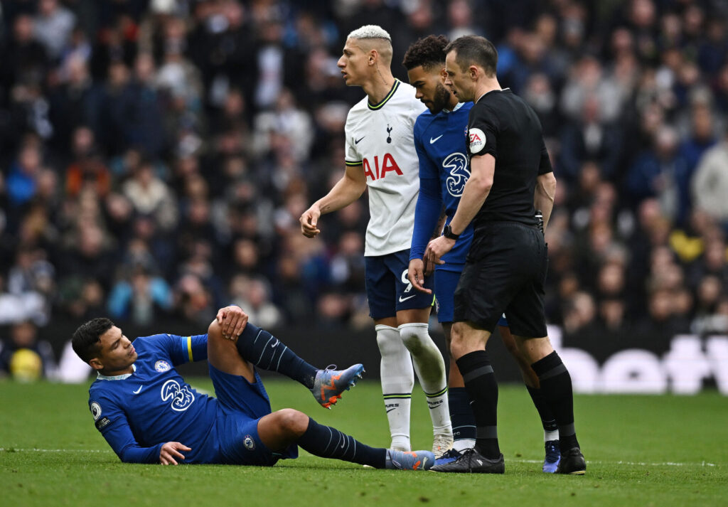 Premier League-klubben Chelsea bekræfter nu, at forsvarsspilleren Thiago Silva har pådraget sig en knæskade.