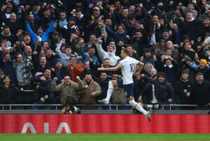 Harry Kane scorer til 2-0 mod Chelsea.