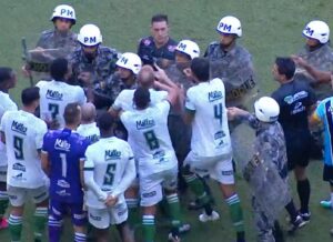 Luis Suarez kom igen i vælten, da hans hurtige frispark, skabte frustrationer og militærpolitiet måtte beskytte dommeren.