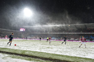 Dommer Peter Kjærsgaard skal dømme mandagens superligakamp mellem AaB og FC Midtjylland, og han kan ikke aflyse kampen på grund af en snestorm, hvis ikke den er farlig for spillerne.