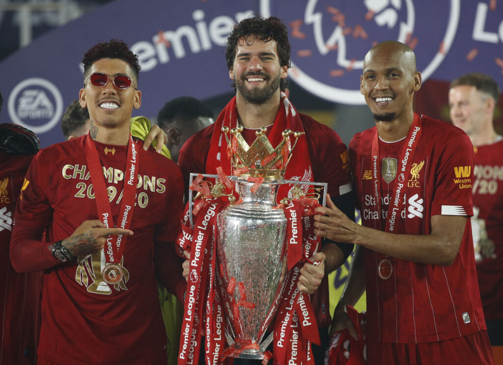 Firmino med Liverpool holdkammeraterne Fabinho og Alisson, efter klubben vandt Premier League-mesterskabet.