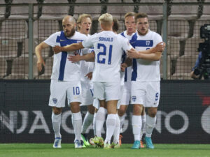 Der er masser superligakendinge i den finske landsholdstrup til kampene i EM -kvalifikationen mod Danmark.