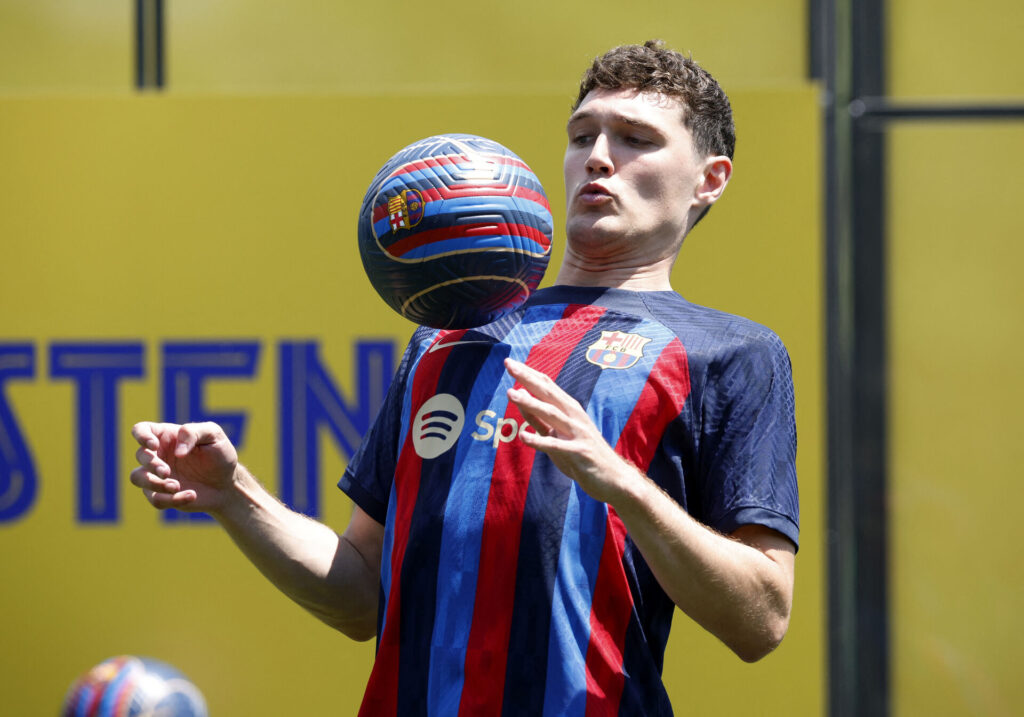 Danske Andreas Christensen tiltrækker sig opmærksomhed fra klubber i Premier League, og FC Barcelona kan lade sig friste af en stor transfer.