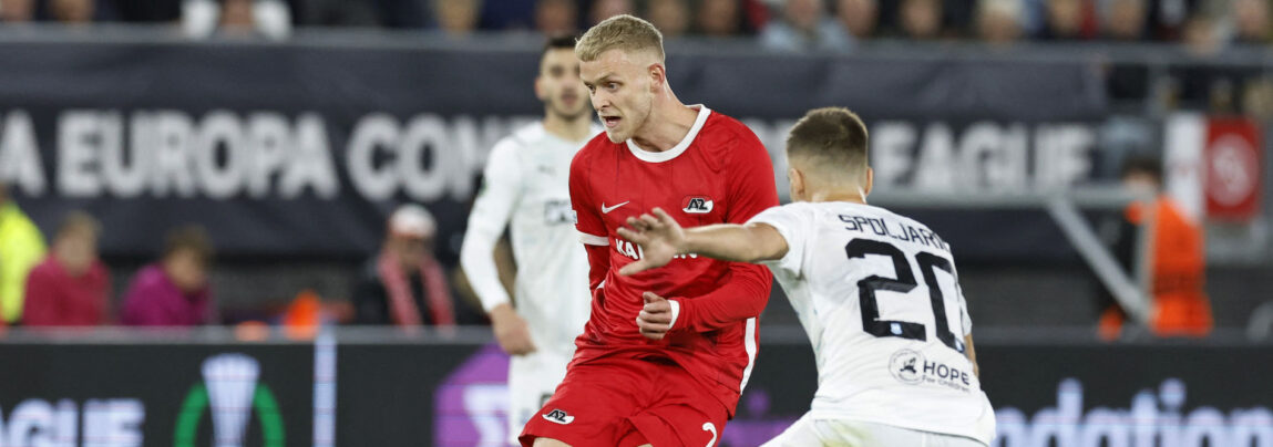 Den danske angriber, Jens Odgaard, starter helt på top for AZ, når de tirsdag aften gæster Rom og Lazio i Conference Leagues ottendedelsfinale.
