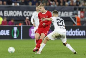 Den danske angriber, Jens Odgaard, starter helt på top for AZ, når de tirsdag aften gæster Rom og Lazio i Conference Leagues ottendedelsfinale.