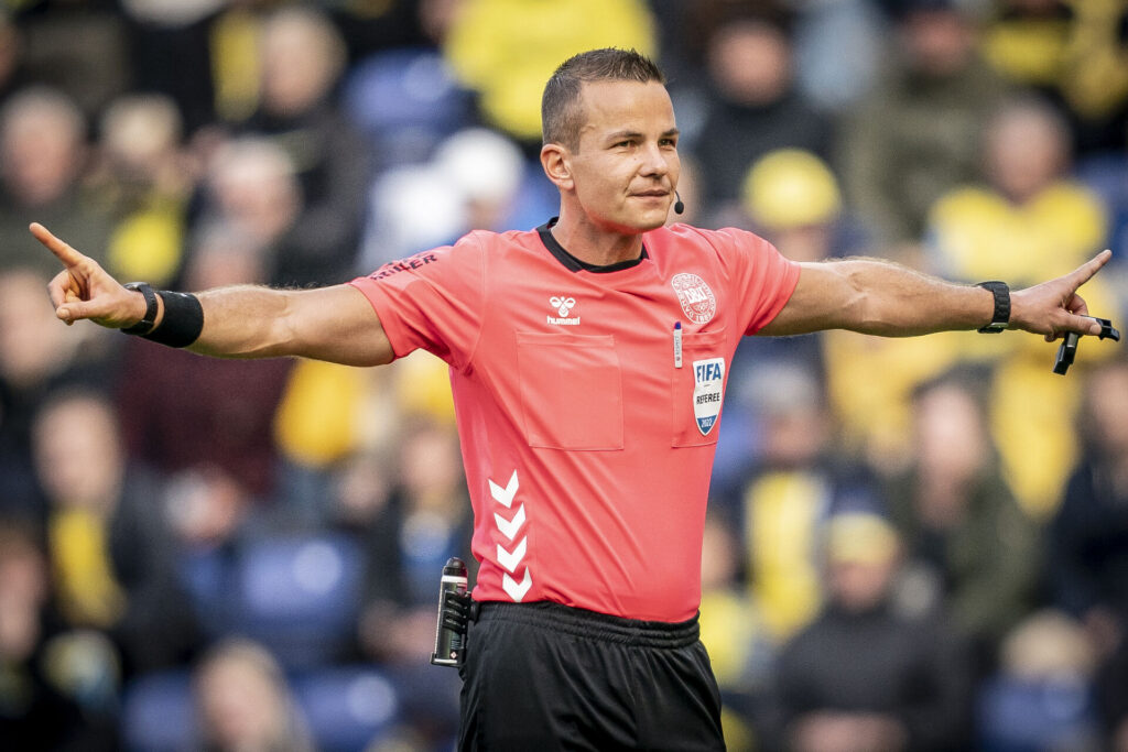 Morten Krogh uddelte to røde kort i Superliga-kampen mellem F.C. København og OB, der endte 7-0.