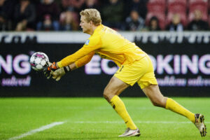 Jonas Lössl raser mod Sandi Putros.