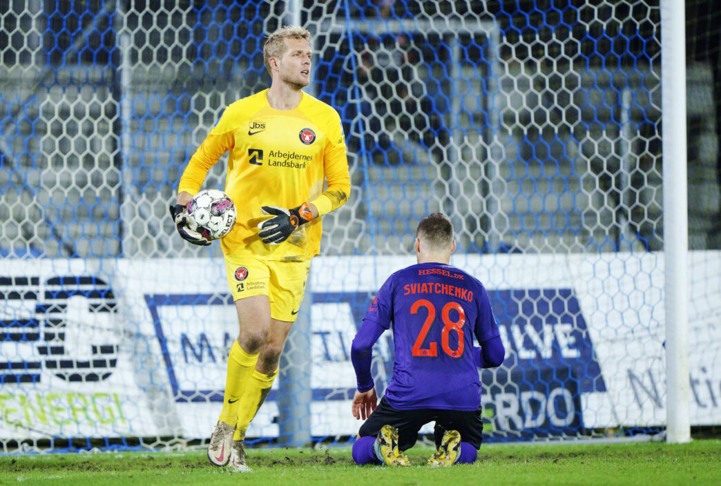 FC Midtjylland-målmanden får angiveligt én karantænedag for at kritisere dommeren i SUperliga-kampen mod Silkeborg.