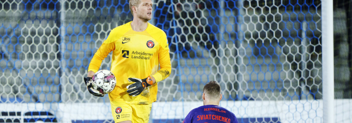 FC Midtjylland-målmanden får angiveligt én karantænedag for at kritisere dommeren i SUperliga-kampen mod Silkeborg.