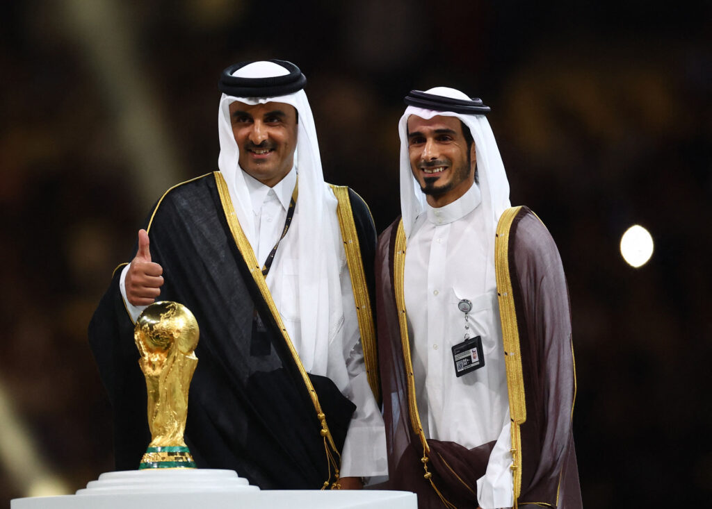 Emiren af Qatar, Sheik Tamim bin Hamad Al Thani, ses her med VM-trofæet til VM-finalen