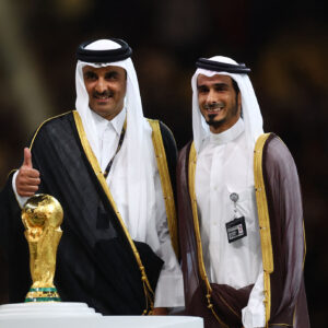 Emiren af Qatar, Sheik Tamim bin Hamad Al Thani, ses her med VM-trofæet til VM-finalen