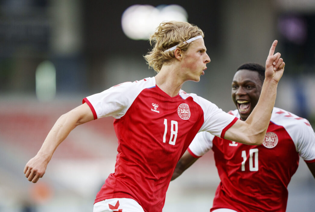 Det danske U21-landshold spillede tirsdag hjemme i Odense mod Schweiz, og her satte Danmark en 2-0-føring over styr men vandt alligevel til sidst.