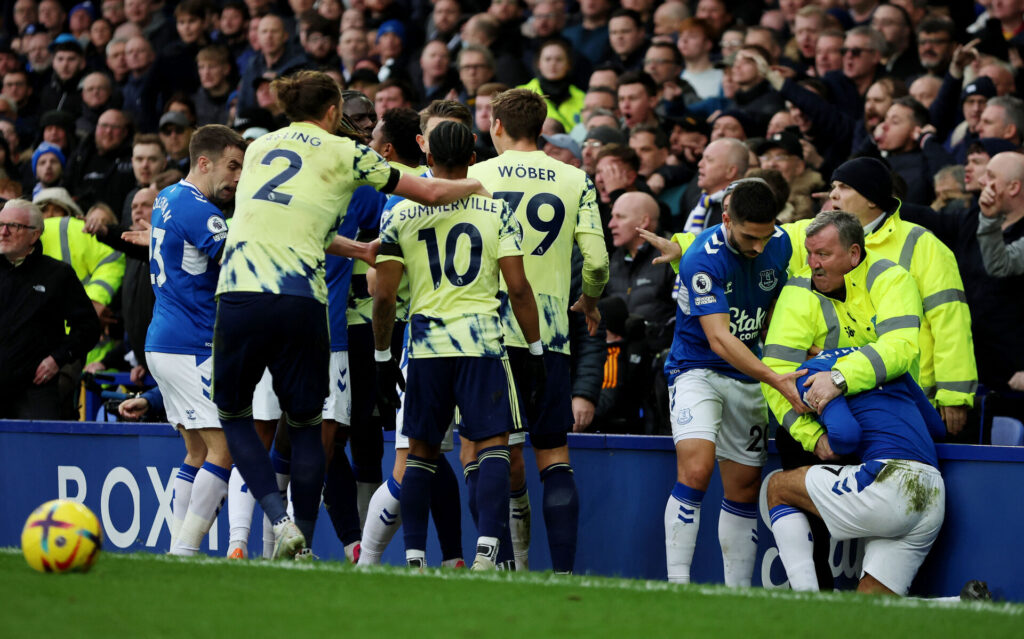 Everton og Leeds straffes økonomisk af FA efter tumult.