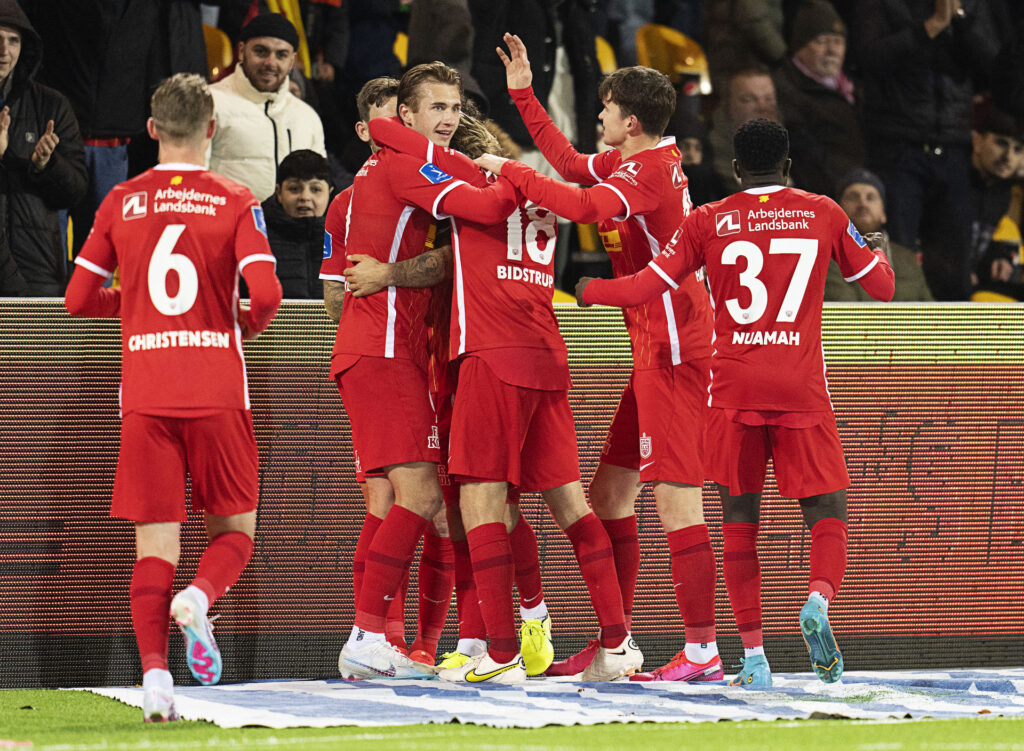 FC Nordsjælland møder søndag Silkeborg, og superligaens duks kan give debut til den bare 16-årige Lucas Høgsberg.