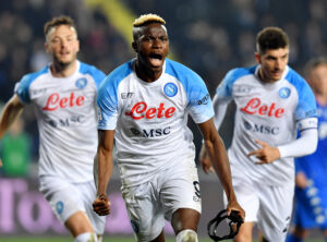 Victor Osimhen jubler med Napoli-spillerne efter en scoring