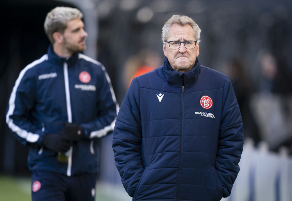 AaB møder mandag FC Midtjylland i Superligaen, og der er pres på midtjyderne mener AaB-cheftræner Erik Hamrén.