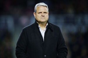 FC Midtjylland-cheftræner Albert Capellas har udtaget de 20 spillere, der mandag aften skal forsøge at slå AaB i Superligaen.