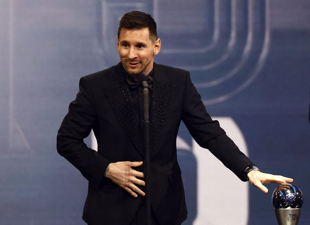 Lionel Messi har brugt mere end halvanden million kroner på forgyldte iPhones til sine holdkammerater.