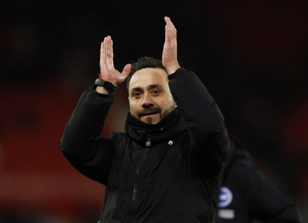 Brighton-træner Roberto De Zerbi klapper ud til fansene efter en Premier League-kamp