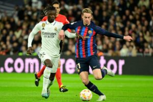 FC Barcelonas Frenkie de Jong i duel med Real Madrids Eduardo Camavinga.