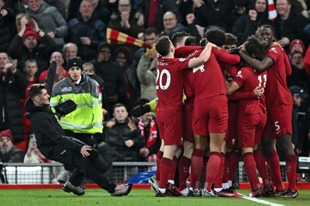 En baneløber i kampen mellem Liverpool og Manchester United skadede Liverpools Andy Robertson i 7-0-sejren.
