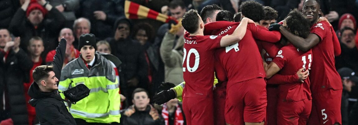 En baneløber i kampen mellem Liverpool og Manchester United skadede Liverpools Andy Robertson i 7-0-sejren.