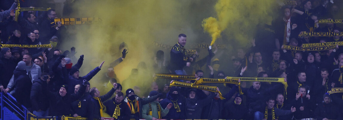 Dortmund-fans var angiveligt skyld i, at Champions League-kampen mellem Chelsea og Dortmund blev forsinket.