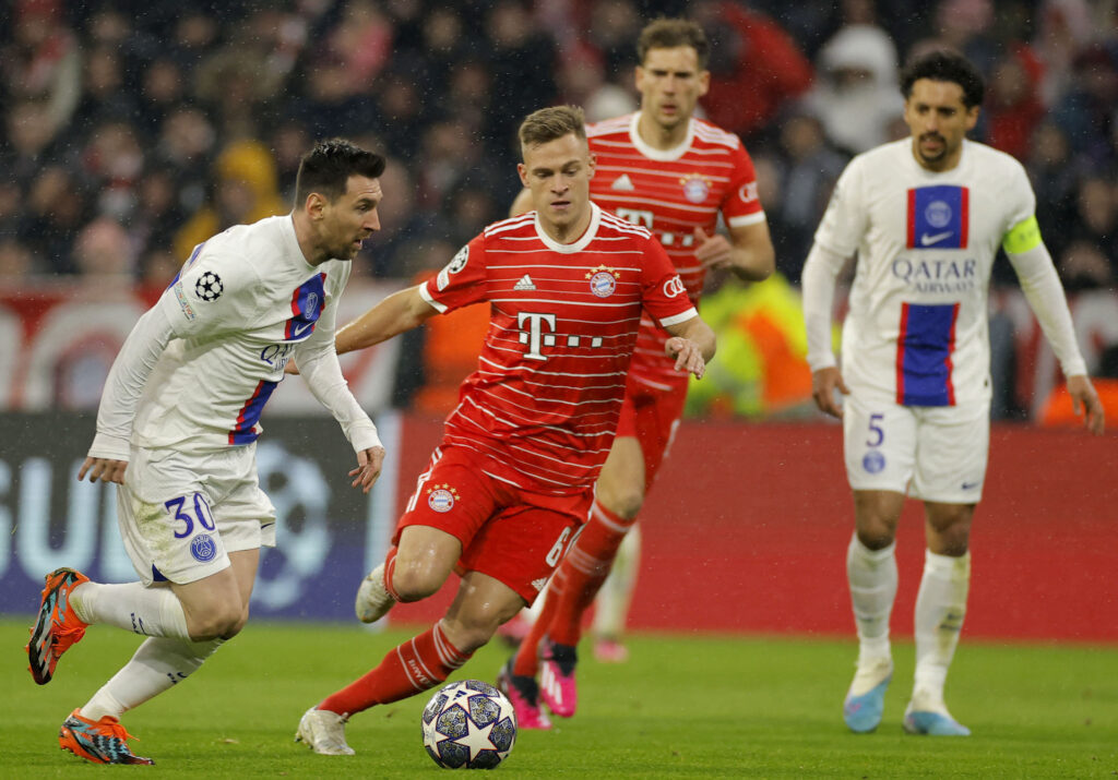 Lionel Messi og Joshua Kimmich i kamp om bolden, da PSG møder Bayern München