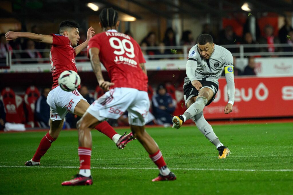 Kylian Mbappé reddede i overtiden af lørdagens kamp mod Brest Paris SAitn Germain i den franske Ligue 1.