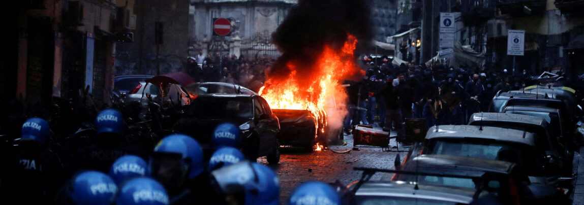 Uroligheder i gaderne forud for Champions League-kampen mellem Napoli og Frankfurt.