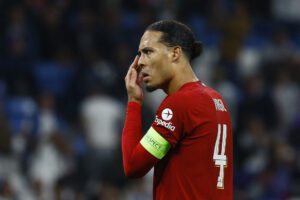 Virgil van Dijk tager sig til hovedet iførtLiverpool-trikoten.