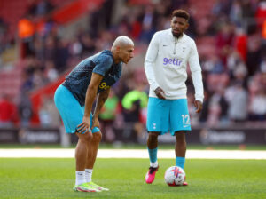 Der venter en skadespause, der kan strække sig ud over resten af sæsoen for Tottenham-profilen Emerson Royal, der blev skadet for Brasilien.