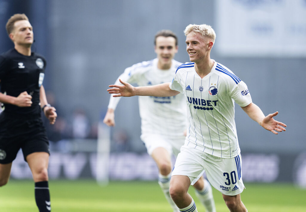 F.C. Københavns Hakon Haraldsson har vundet prisen for både månedens spiller og månedens unge spiller i Superligaen marts 2023.