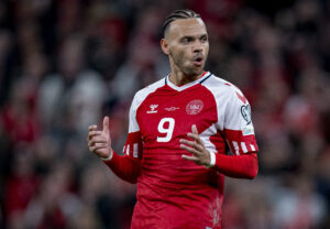 MArtin Braithwaite raser over kunstgræs til opgøret mod Kasakhstan.