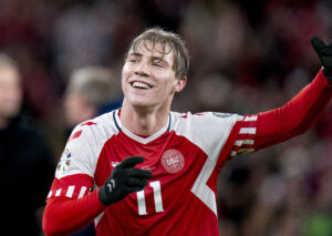 Rasmus Højlund landsholdstrøje. Alle er vildeefter at få en ny trøje med Rasmus Højlund.