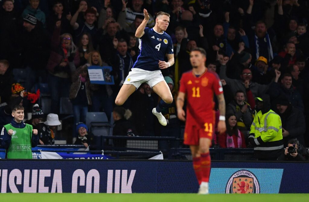 Skotlands Scott McTominay gjorde med to scoringer det onde ved Spanien i EM-kvalifikationskampen i gruppe A.