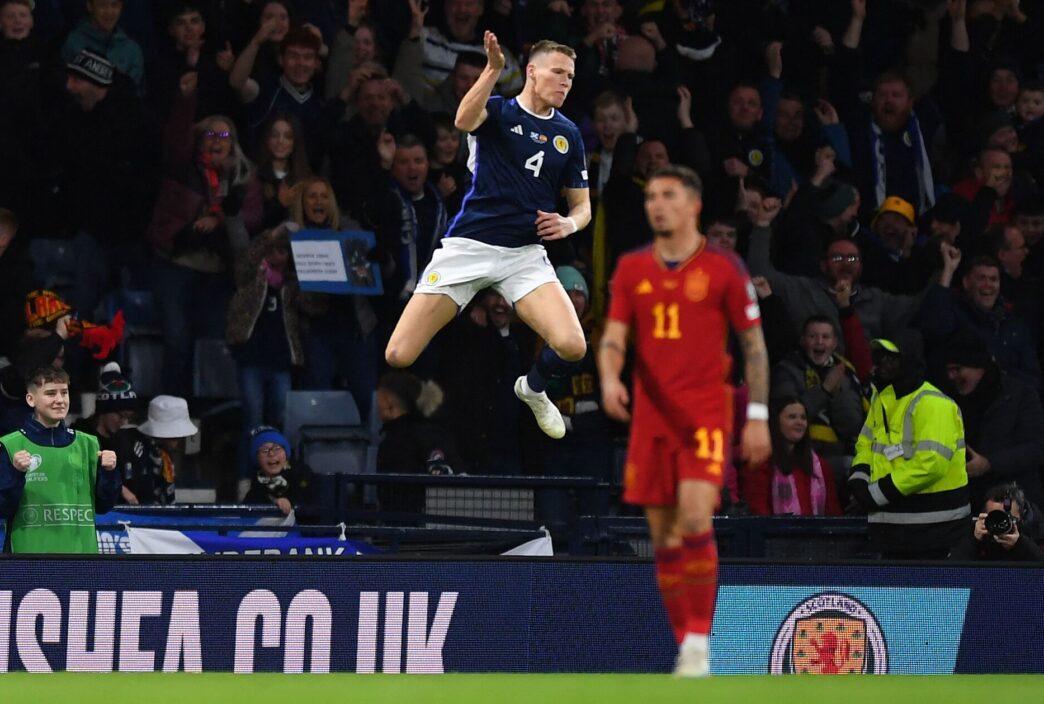 Skotlands Scott McTominay gjorde med to scoringer det onde ved Spanien i EM-kvalifikationskampen i gruppe A.