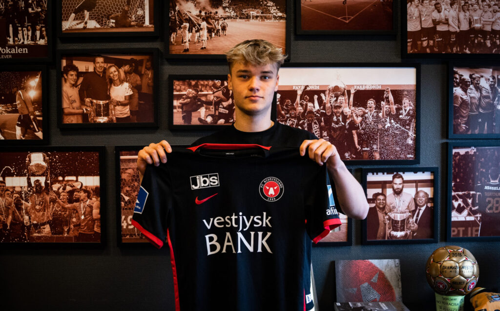 FC Midtjylland har skrevet en lang kontrakt med den bare 18-årige forsvarsspiller Mads Nybo Lauritsen.