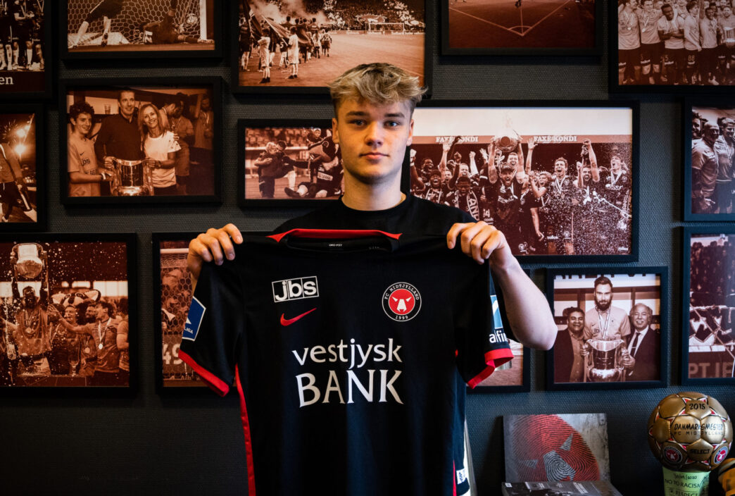 FC Midtjylland har skrevet en lang kontrakt med den bare 18-årige forsvarsspiller Mads Nybo Lauritsen.