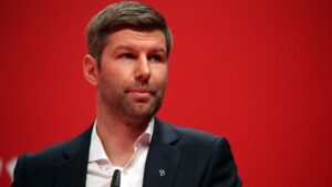 Thomas Hitzlsperger understreger, at han og SSE22 ikke er gået ind i AaB for at redde dem ud af den øjeblikkelige nedrykningsfare.
