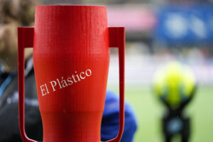 Forbud mod gummigranulater i kunstgræsbaner.