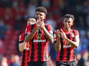 Premier League-klubberne er blevet enige om at forbyde bettingreklamer på forsiden af spillertrøjerne. Premier League-klubber stopper spilannoncering på trøjerne