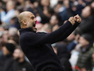 Pep Guardiola jubler over en scoring til Manchester City.