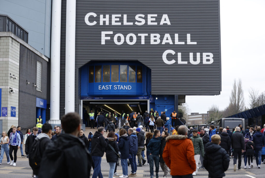 Fangrupperne i Arsenal og Chelsea er gået sammen om at sende en officiel klage til Premier League over, at de to holds kamp er blevet flyttet.