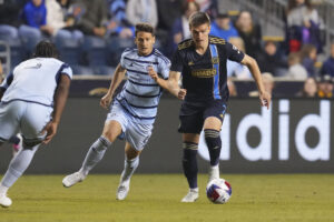 Den tdiligere Brøndby- og Sønderjyske-angriber Mikael Uhre kan anigiveligt være på vej til et skifte tilbage til Europa til sommer.