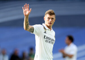 Toni Kroos forlænger med Real Madrid.