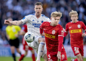 Der blev brugt pyroteknik blandt tilskuerne i Parken.